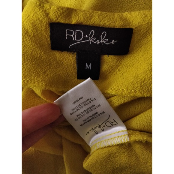 3/$15 RD + Koko Yellow V-neck Button Front Open Back Blouse Women's Size M - Picture 9 of 10